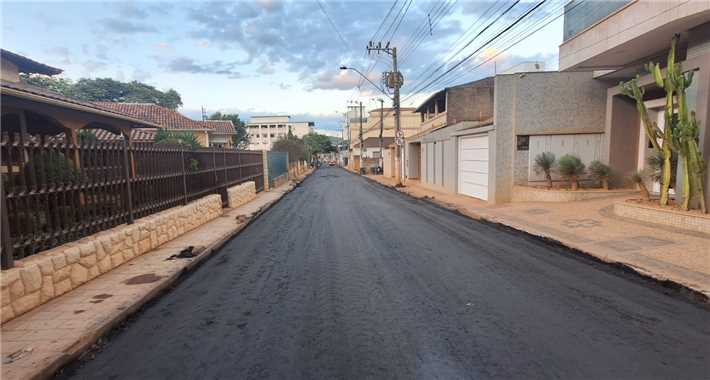 Prefeitura realiza asfaltamento da rua Cel. Júlio Soares